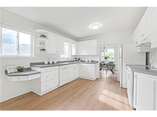 677 Carmen Court, Burlington, ON - Indoor Photo Showing Kitchen