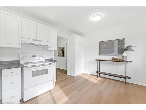 677 Carmen Court, Burlington, ON - Indoor Photo Showing Kitchen