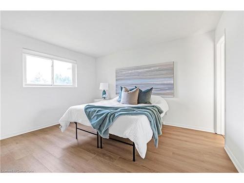 677 Carmen Court, Burlington, ON - Indoor Photo Showing Bedroom