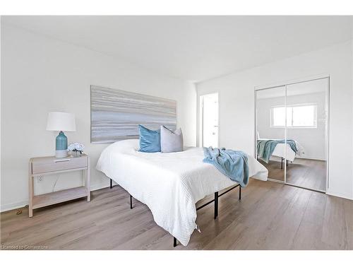 677 Carmen Court, Burlington, ON - Indoor Photo Showing Bedroom