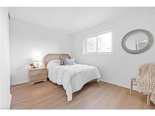 677 Carmen Court, Burlington, ON - Indoor Photo Showing Bedroom