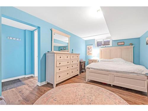 677 Carmen Court, Burlington, ON - Indoor Photo Showing Bedroom