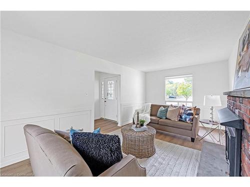 677 Carmen Court, Burlington, ON - Indoor Photo Showing Living Room