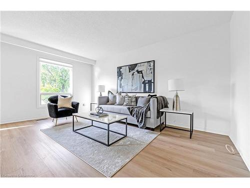 677 Carmen Court, Burlington, ON - Indoor Photo Showing Living Room