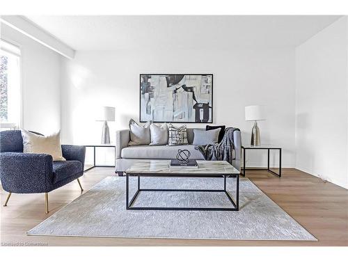 677 Carmen Court, Burlington, ON - Indoor Photo Showing Living Room