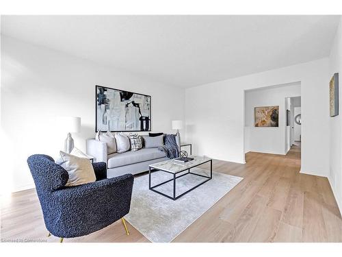 677 Carmen Court, Burlington, ON - Indoor Photo Showing Living Room