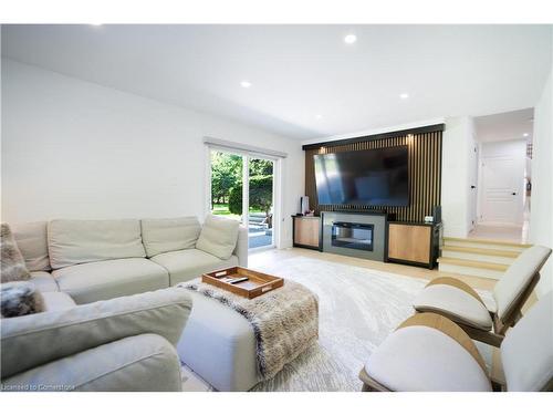 2260 Britannia Road, Burlington, ON - Indoor Photo Showing Living Room