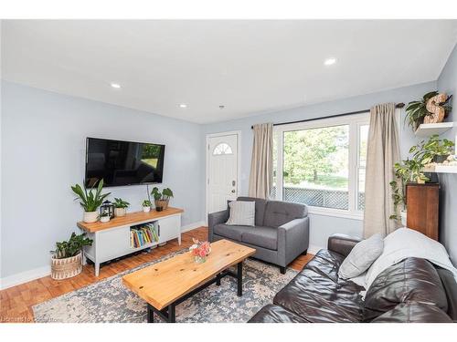 37 Powerview Avenue, St. Catharines, ON - Indoor Photo Showing Living Room