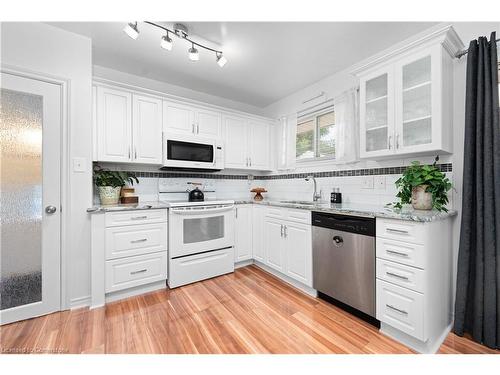 3085 Kingswood Crescent, Niagara Falls, ON - Indoor Photo Showing Kitchen