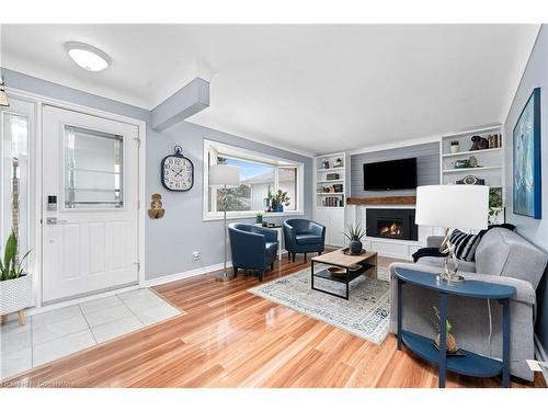 3085 Kingswood Crescent, Niagara Falls, ON - Indoor Photo Showing Living Room With Fireplace