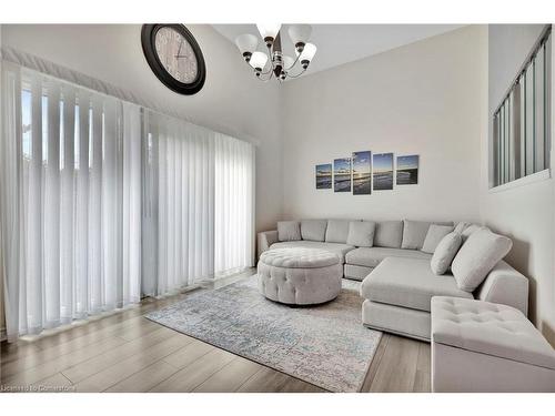 60-11 Harrisford Street, Hamilton, ON - Indoor Photo Showing Living Room