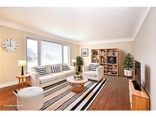 1-70 Brentwood Drive, Hamilton, ON - Indoor Photo Showing Living Room