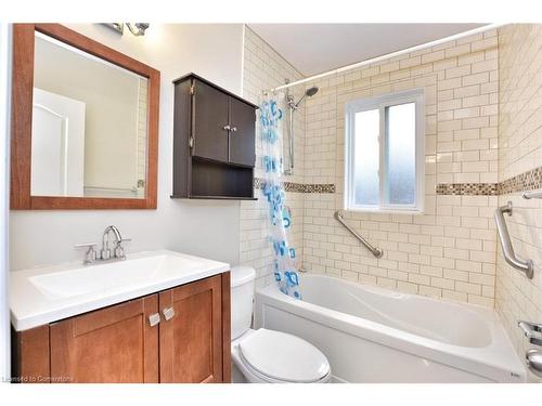 1-70 Brentwood Drive, Hamilton, ON - Indoor Photo Showing Bathroom