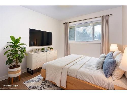 1-70 Brentwood Drive, Hamilton, ON - Indoor Photo Showing Bedroom