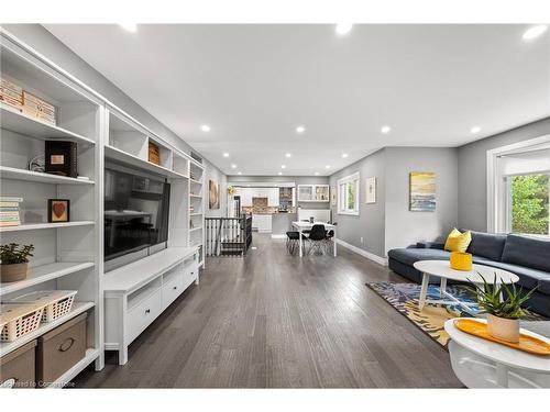 30 Randall Avenue, Hamilton, ON - Indoor Photo Showing Living Room