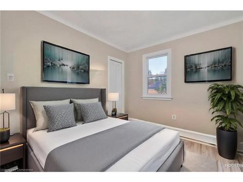 Upper-5 Sunning Hill Avenue, Hamilton, ON - Indoor Photo Showing Bedroom