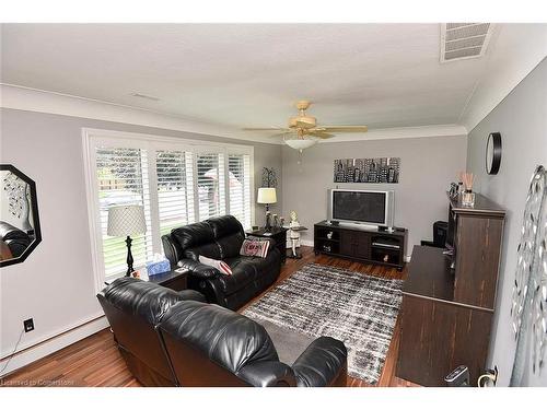 1066 Fennell Avenue E, Hamilton, ON - Indoor Photo Showing Living Room