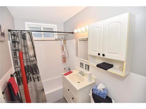 1066 Fennell Avenue E, Hamilton, ON - Indoor Photo Showing Bathroom