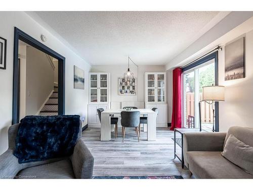 2323 Glastonbury Road, Burlington, ON - Indoor Photo Showing Living Room