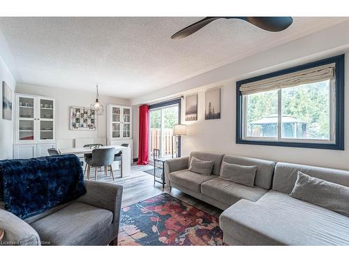 2323 Glastonbury Road, Burlington, ON - Indoor Photo Showing Living Room