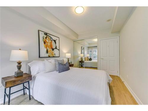 101-40 Old Mill Road, Oakville, ON - Indoor Photo Showing Bedroom