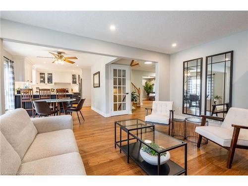 2405 Orchard Road, Burlington, ON - Indoor Photo Showing Living Room