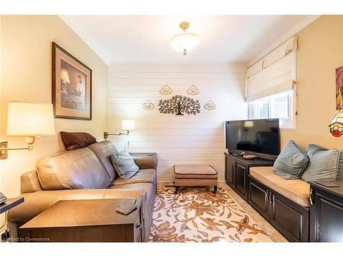 89 Larraine Avenue, Dundas, ON - Indoor Photo Showing Living Room