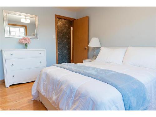 3131 Keswick Court, Burlington, ON - Indoor Photo Showing Bedroom