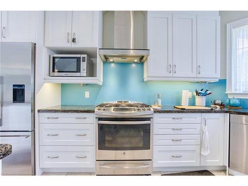 15-8 Mary Drive, Grimsby, ON - Indoor Photo Showing Kitchen With Upgraded Kitchen