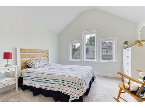 15-8 Mary Drive, Grimsby, ON - Indoor Photo Showing Bedroom