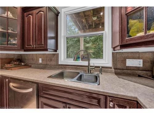 7 Robinson Street S, Grimsby, ON - Indoor Photo Showing Kitchen With Double Sink