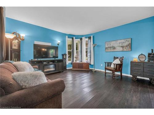 7 Robinson Street S, Grimsby, ON - Indoor Photo Showing Living Room