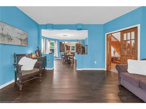 7 Robinson Street S, Grimsby, ON - Indoor Photo Showing Living Room