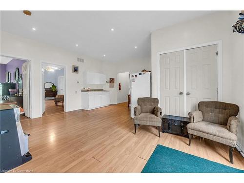 7 Robinson Street S, Grimsby, ON - Indoor Photo Showing Living Room