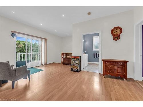 7 Robinson Street S, Grimsby, ON - Indoor Photo Showing Living Room