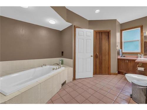 7 Robinson Street S, Grimsby, ON - Indoor Photo Showing Bathroom