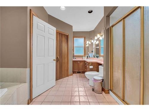 7 Robinson Street S, Grimsby, ON - Indoor Photo Showing Bathroom