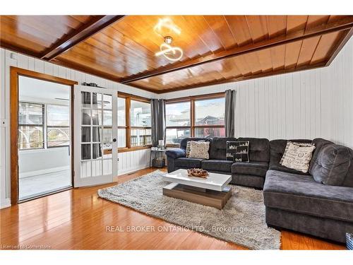 5317 Third Avenue, Niagara Falls, ON - Indoor Photo Showing Living Room