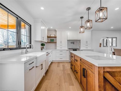 5502 Eaton Avenue, Burlington, ON - Indoor Photo Showing Kitchen With Upgraded Kitchen