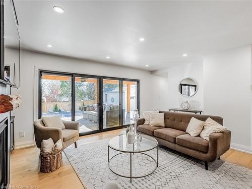 5502 Eaton Avenue, Burlington, ON - Indoor Photo Showing Living Room