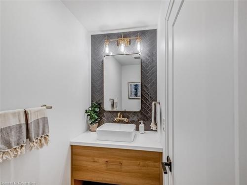 5502 Eaton Avenue, Burlington, ON - Indoor Photo Showing Bathroom