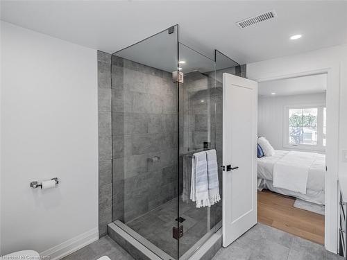 5502 Eaton Avenue, Burlington, ON - Indoor Photo Showing Bathroom