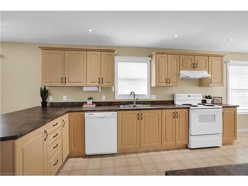 4577 Sara Lane, Beamsville, ON - Indoor Photo Showing Kitchen With Double Sink