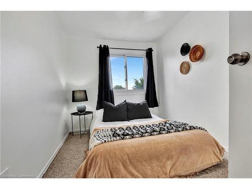 9-9 Beryl Street, Hamilton, ON - Indoor Photo Showing Bedroom