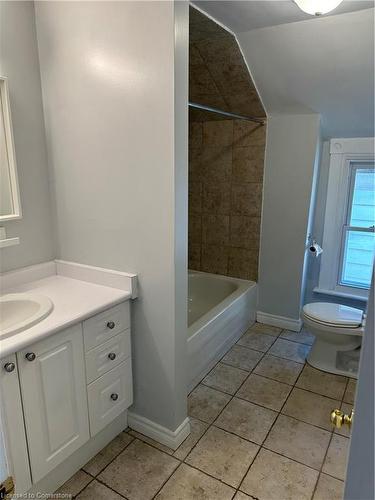 1087 Cannon Street E, Hamilton, ON - Indoor Photo Showing Bathroom