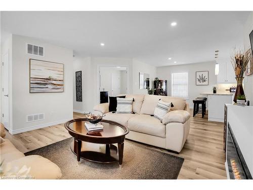 4576 Sara Lane, Beamsville, ON - Indoor Photo Showing Living Room