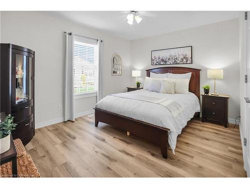 4576 Sara Lane, Beamsville, ON - Indoor Photo Showing Bedroom