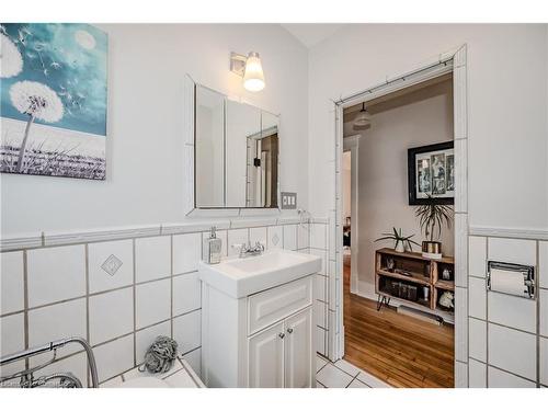 187 Grenfell Street, Hamilton, ON - Indoor Photo Showing Bathroom