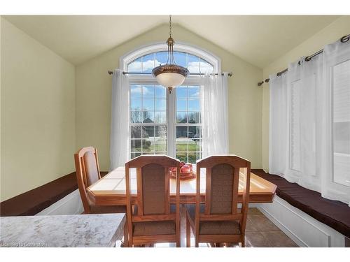 19 Meadowbrook Court, Dunnville, ON - Indoor Photo Showing Dining Room