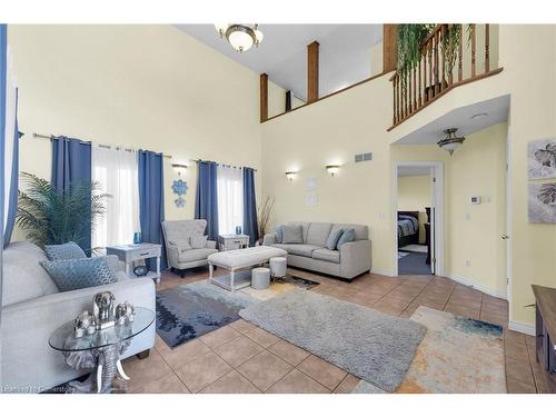 19 Meadowbrook Court, Dunnville, ON - Indoor Photo Showing Living Room